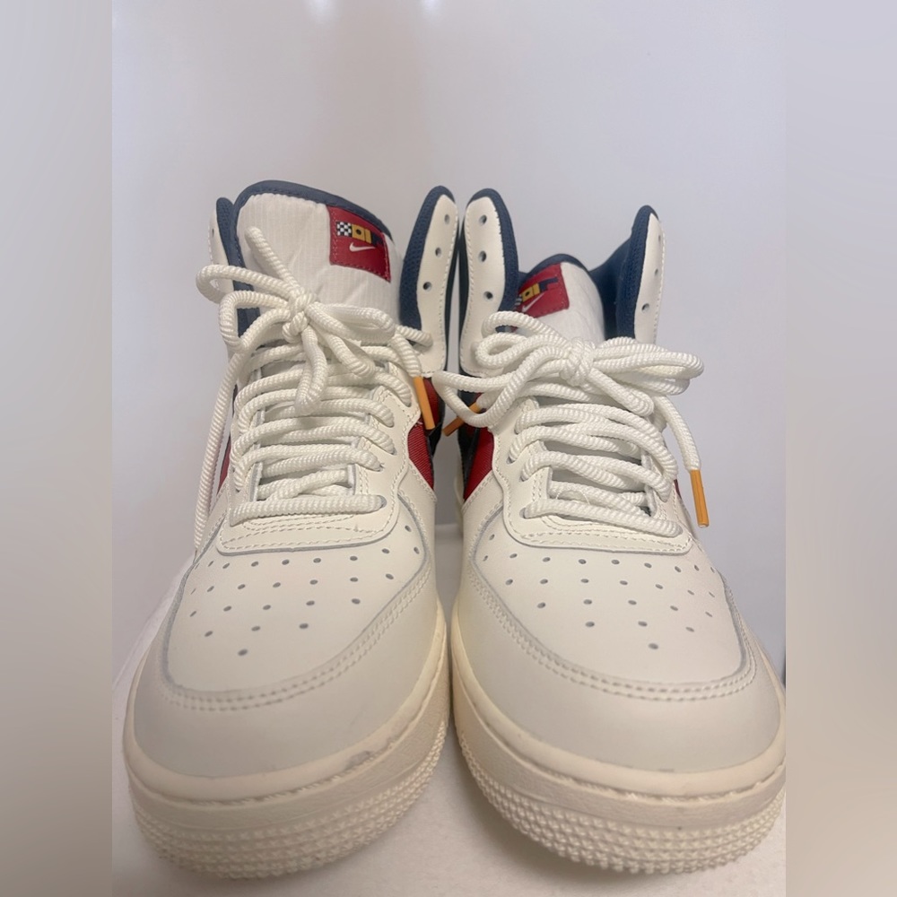Nike air size 6.5 very good condition and small signs of wear. Wear 2-3 times